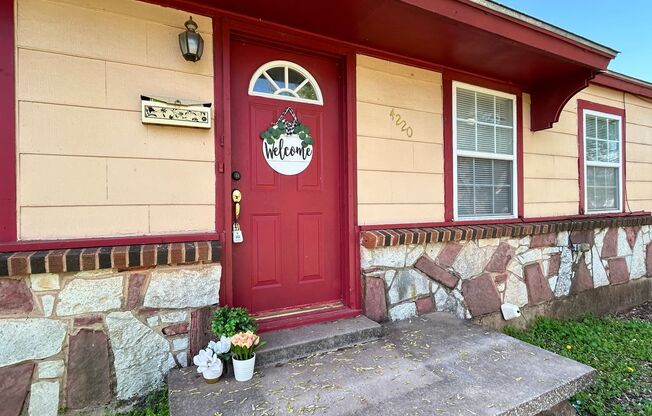 * MOVE IN SPECIAL * Charming Cottage Style Home Near Tinker AFB