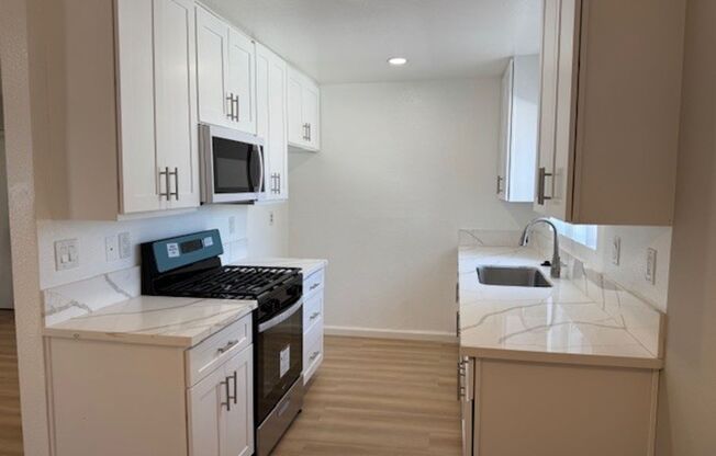 BEAUTIFUL NEWLY REMODELED 2 BEDROOM/1 BATHROOM UNIT LOCATED IN INGLEWOOD!