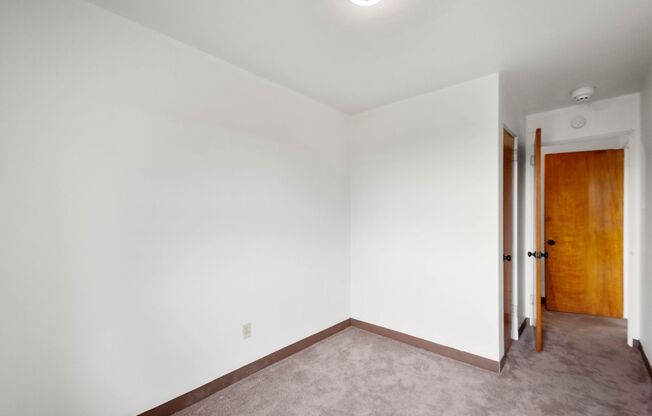 2 beds, 1 bath, 800 sqft, $475, Unit 2117 Brownsville Road - C32