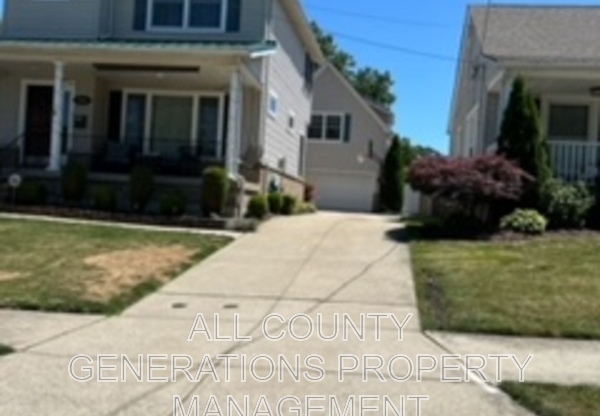 3383 W 151 ST