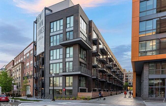 2 Level Luxury Condo w/ Garage - Eckington District