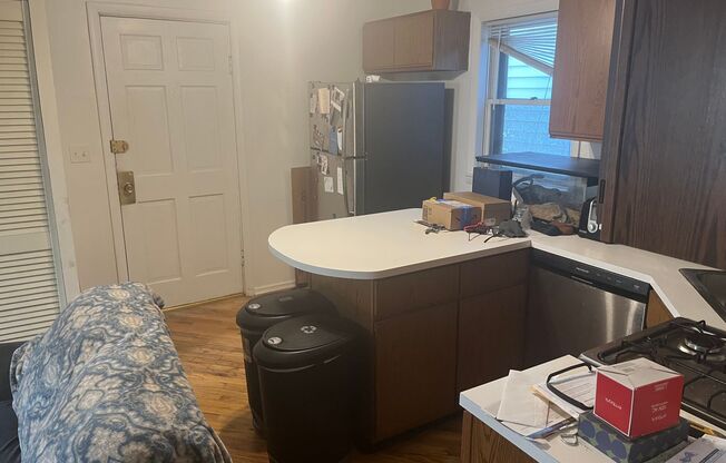 One bed, duplex in Lakeview, Pet friendly!!