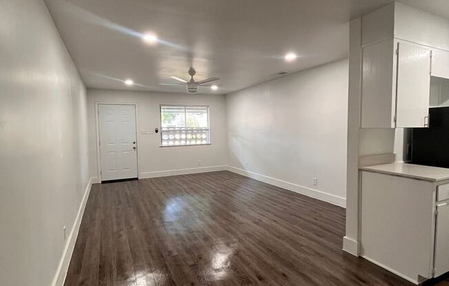 2 Bed/1bath Duplex w/ Garage - 78704