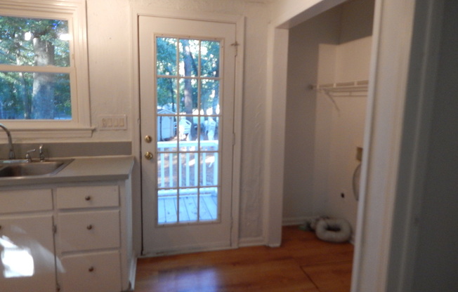 Adorable 2 Bedroom located in Mid-town close to Beach!!!
