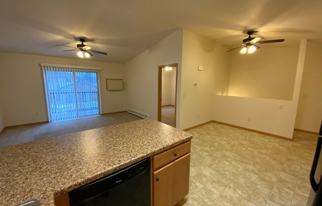 2 beds, 1 bath, 963 sqft, $1,365, Unit RT 7105-28