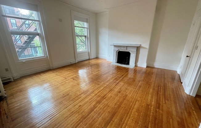 Studio, 1 bath, 375 sqft, $2,200, Unit 8