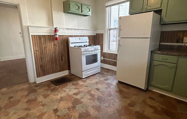 3 beds, 1 bath, $1,575, Unit 137