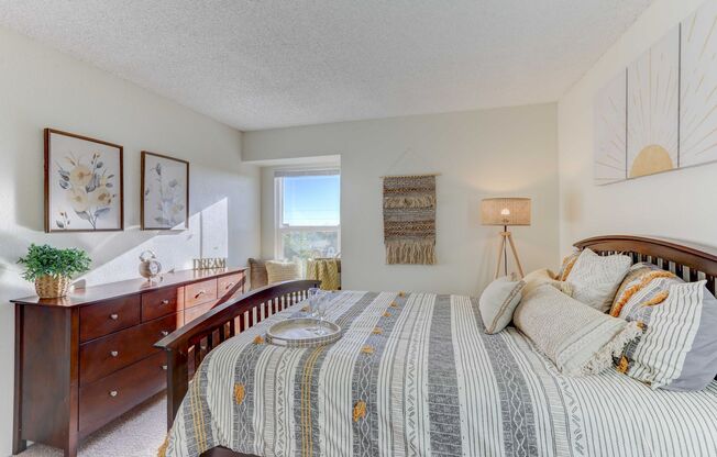 2 beds, 2 baths, 870 sqft, $1,735, Unit 10-112