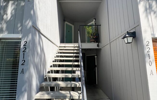 01230 - % - 2212 ALMADEN
