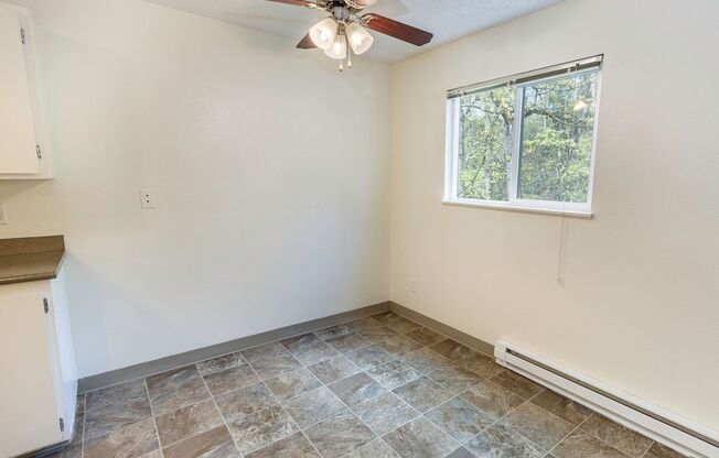 2 beds, 1 bath, 880 sqft, $1,525, Unit 32