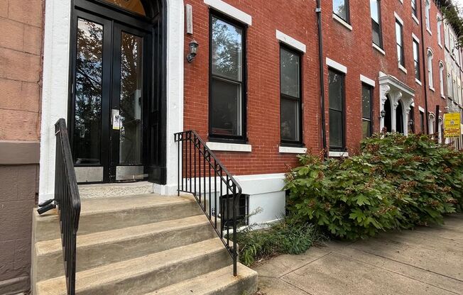 Bright One Bedroom Apartment in Spring Garden!