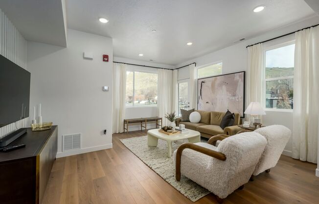 302 W AZURE SKY LN