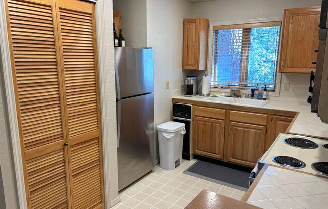 2 beds, 2 baths, $3,000, Unit # 212