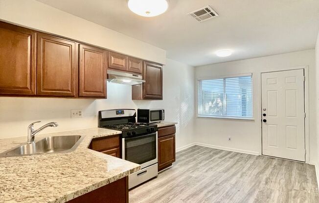 2 beds, 1 bath, 882 sqft, $1,650, Unit A