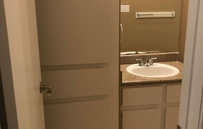 1 bed, 1 bath, 640 sqft, $875, Unit 214