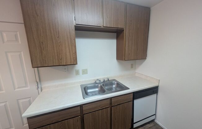 2 beds, 1 bath, 950 sqft, $1,100, Unit I