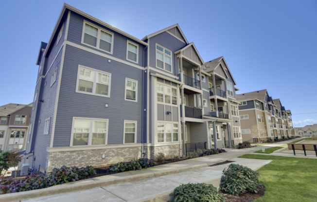Modern Ground-Level Condo in River Terrace with Pool, Gym & Courtyard Views