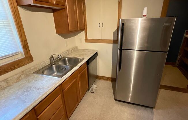 2 beds, 2 baths, $2,050, Unit 408 E. 16th St