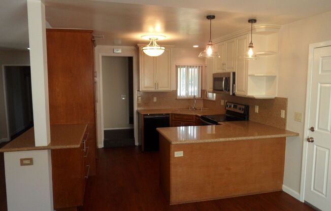 Spacious 6 Bedroom, 3 Bathroom, Single Family Home in Orange