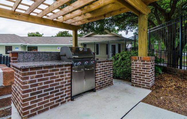 outdoor grilling area at Forest Hills apartments