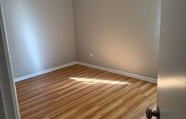 2 beds, 1 bath, $1,500, Unit 801-2D