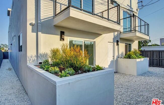 2421 S COCHRAN AVE