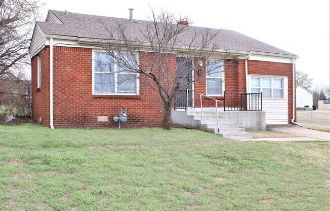 Charming 3 Bed Brick Home Conveniently located near I-35!!!!