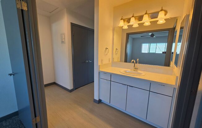 2 beds, 1 bath, 900 sqft, $3,090, Unit 131-22