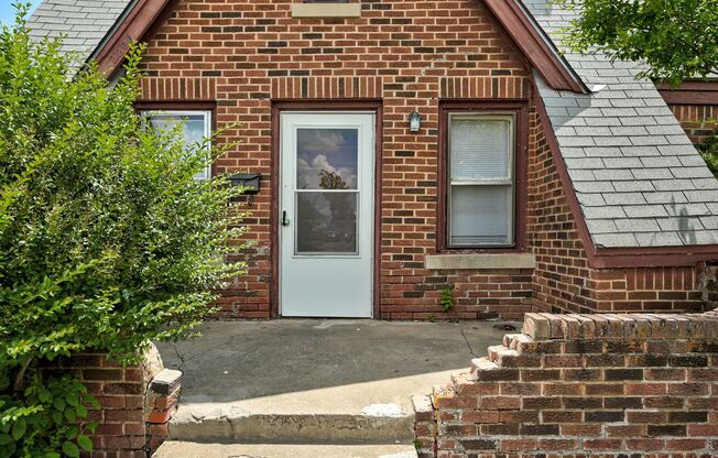 Move In Special for Adorable 2BD/1BTH Home Minutes away from Broadway Extension and Bricktown