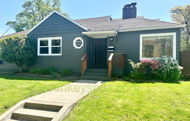 Huge 4 Bedroom 2 Bath House across from Rose City Golf Course