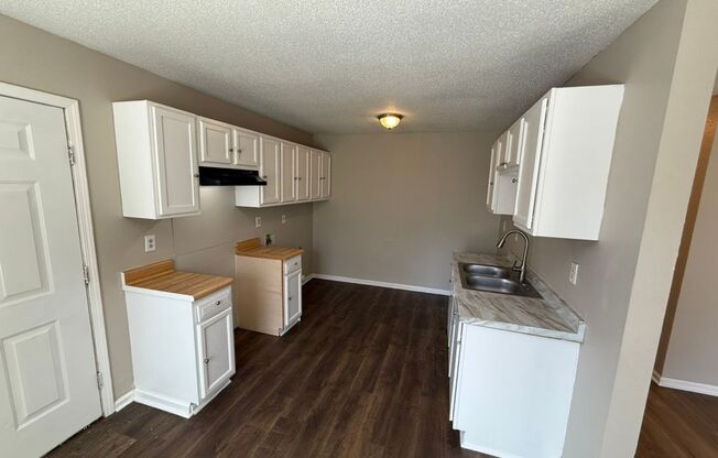 3 beds, 2 baths, $1,250