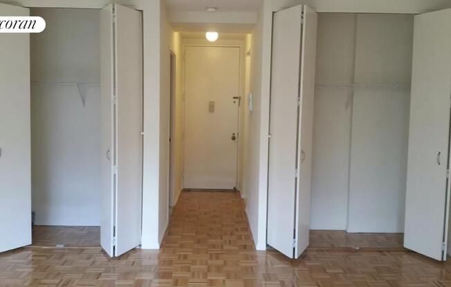Studio, 1 bath, 422 sqft, $3,400, Unit 4X