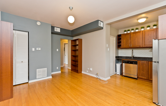 4240 N CLARENDON