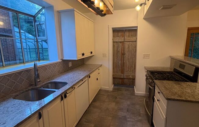 Renovated 4-Bedroom Apartment Near CMU, Pitt & Pittsburgh Hospitals!