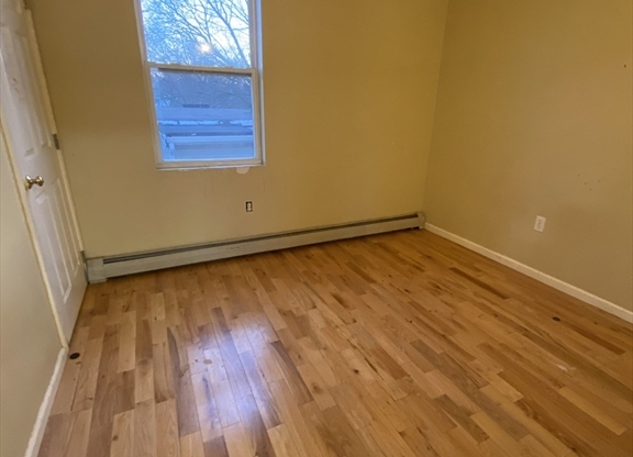 3 beds, 1 bath, $3,050, Unit 1