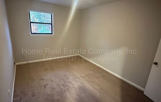 2 beds, 1 bath, $895, Unit F