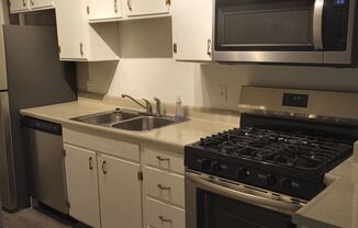 Beautiful 1B1B near Loose Park!!! Available NOW!!!