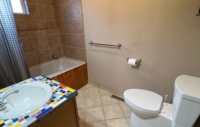 Mid-town Studio Apartment, Access to Laundry Facilities, Private Entrance & Parking Space