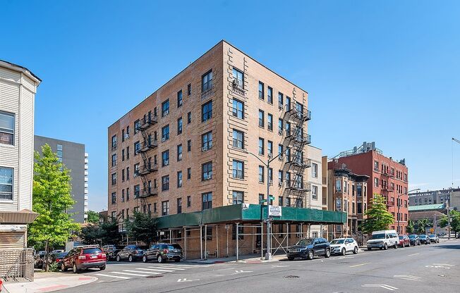 700 OAKLAND PL