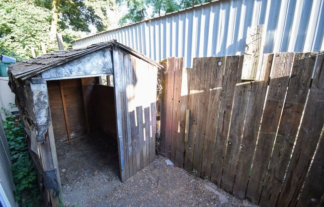 Spacious 2 BR Townhome in SW Portland! W/S/G is Included