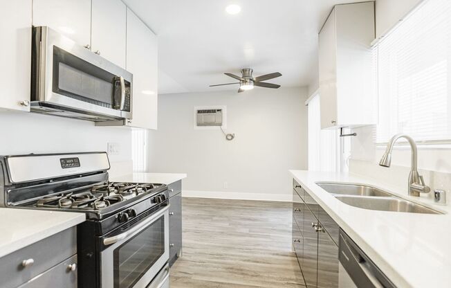 2 beds, 1 bath, 895 sqft, $1,998, Unit 106