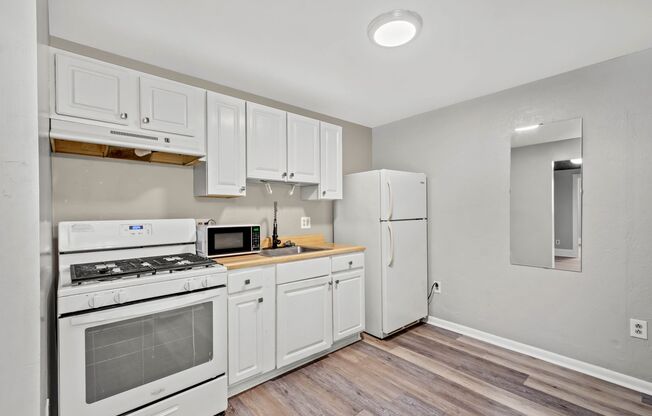1 bed, 1 bath, 800 sqft, $699, Unit 109 W Lincoln Ave #14