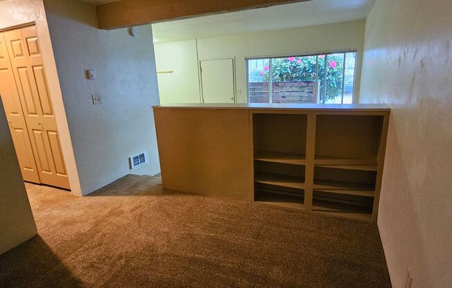 Studio, 1 bath, 350 sqft, $1,095, Unit 08