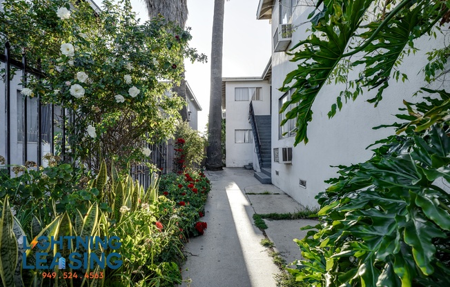 6927 WHITSETT AVE