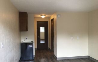 Studio, 1 bath, 300 sqft, $725, Unit 11