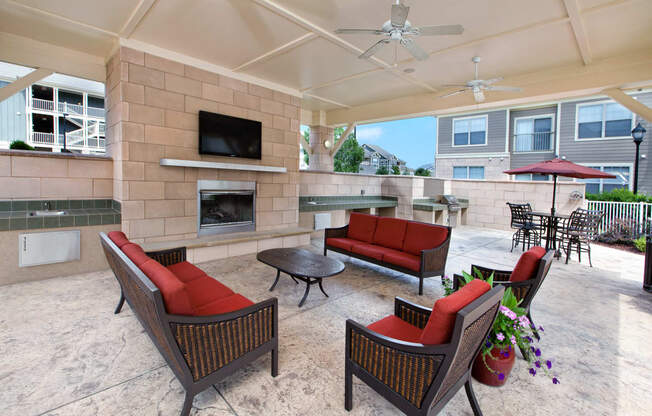 Summerhouse with Fireplace, TV, and Grills