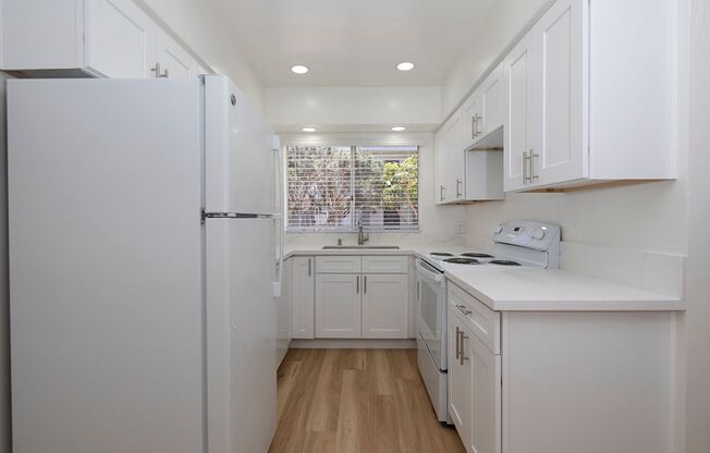 *OPEN HOUSE: 5/17 12-2PM* Spacious 1 BR in Hillcrest with Onsite Laundry!