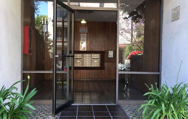 Classic West Hollywood area Apartment complex Walking Distance to Cedar Sinai