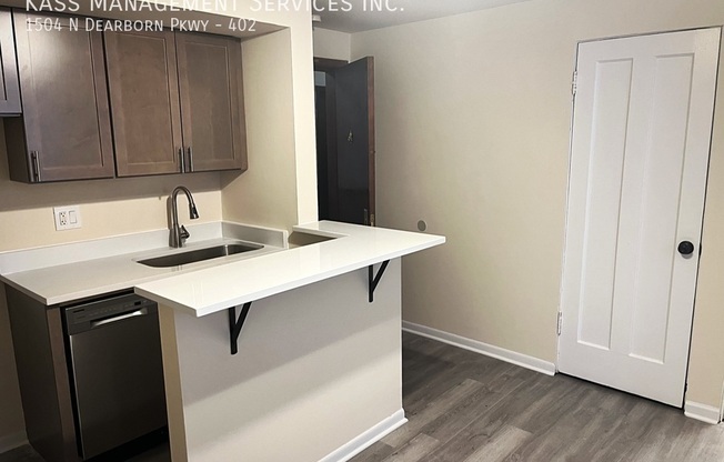 1504 N DEARBORN PKWY
