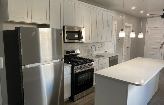 3229 N Hamlin Ave